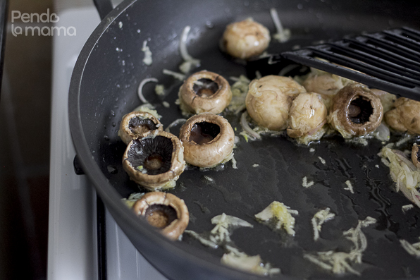 in a pan start with a little cooking oil, on low heat, ad the garlic before it gets hot. When it starts to sizzle add the washed mushrooms