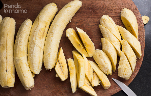 the first thing was to figure out how to cut the wedges. I made diagonal cuts of the bananas (as you see there on the left), then the put those on their flat side and cut in half (as you see in the middle). Et Voila! Plantain Wedges! \(^_^)/